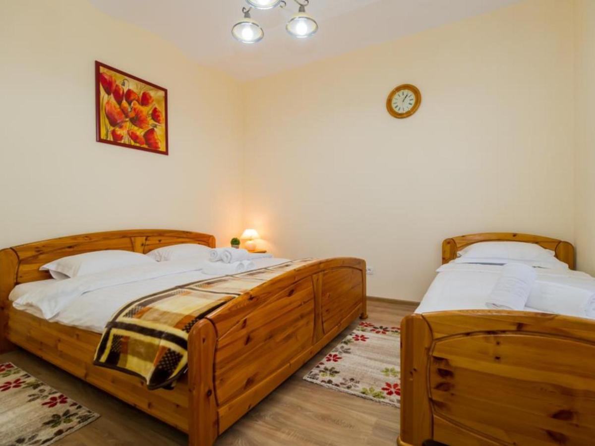 Apartment Carol Private Yard With Barbeque And Parking Sinaia Ngoại thất bức ảnh